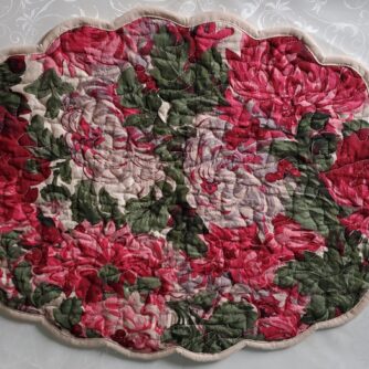 Red Green Scalloped Floral Placemat